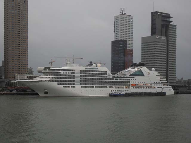 Cruiseschip ms Seabourn Ovation van Cruise & Maritime Voyages aan de Cruise Terminal Rotterdam